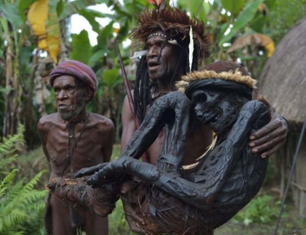 Indonesian tribe stores dead ones in the form of 'Mummy'!