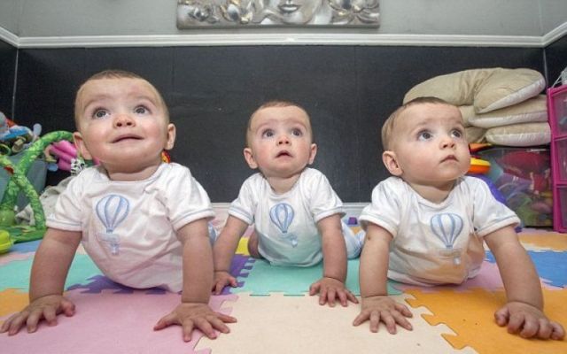 Picture of 'Triplets' born in UK who look totally similar to each other!!!