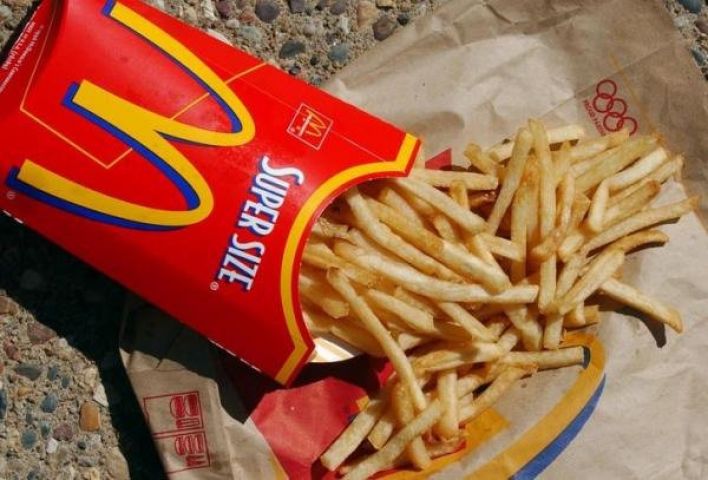 Woman got arrested for stealing french fries !
