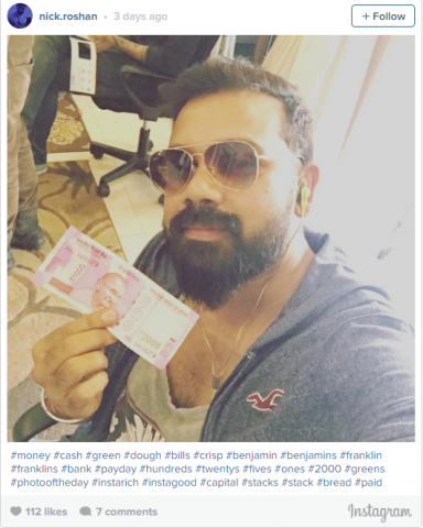 People are going crazy as they are uploading 'selfie' with Rs. 2000 note