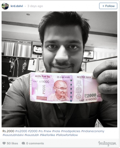 People are going crazy as they are uploading 'selfie' with Rs. 2000 note