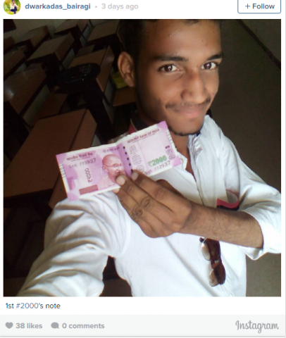 People are going crazy as they are uploading 'selfie' with Rs. 2000 note