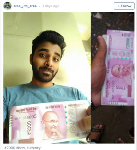 People are going crazy as they are uploading 'selfie' with Rs. 2000 note