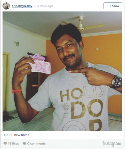 People are going crazy as they are uploading 'selfie' with Rs. 2000 note