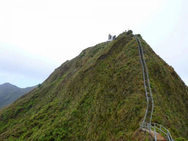 Reach on top! By climbing 3922 stairs of Oahu island !