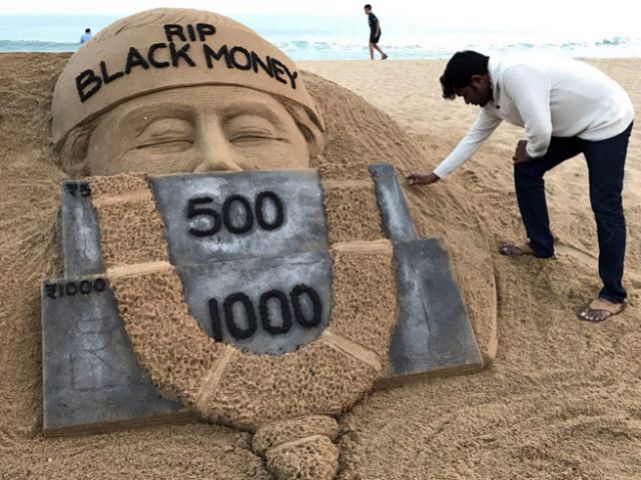 Sand artist made beautiful art piece of new notes !