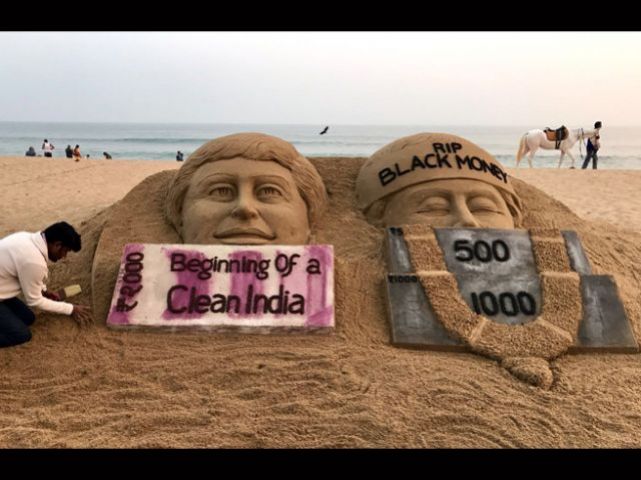 Sand artist made beautiful art piece of new notes !