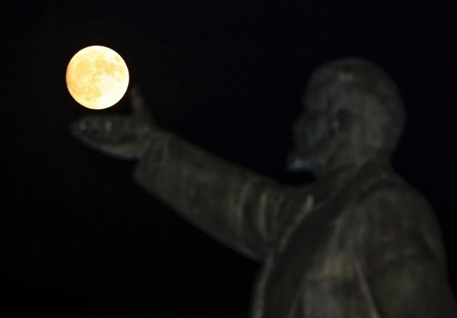 Beautiful photos of 'Super Moon' that brighten up the world on November 14!