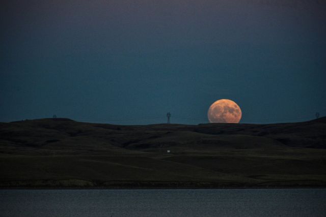 Beautiful photos of 'Super Moon' that brighten up the world on November 14!