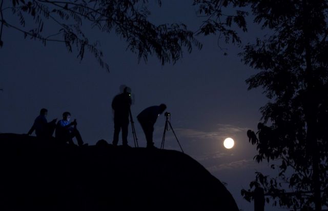 Beautiful photos of 'Super Moon' that brighten up the world on November 14!