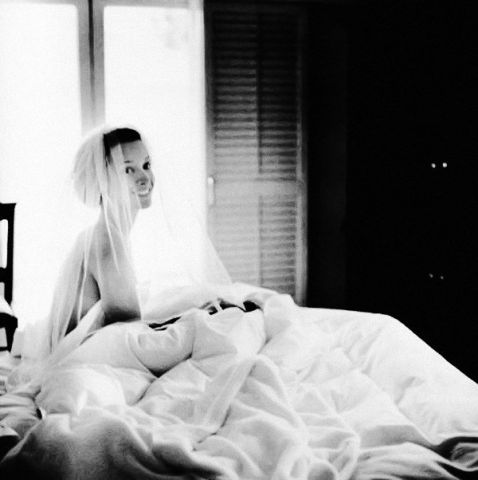 Photographer captures 'natural beauty of women' when they wake up !