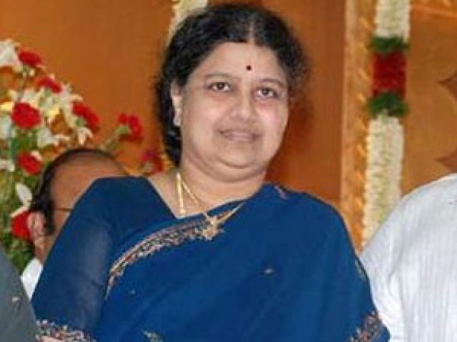 Sasikala paid tribute to Jayalalithaa memorial before leaving for Bengaluru