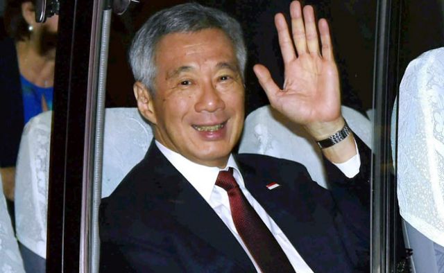 Singapore Prime Minister hopped onto a bus to reach his hotel