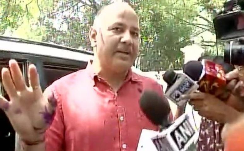 Manish Sisodia attacked with ink outside Lieutenant Governor Najeeb Jung's house
