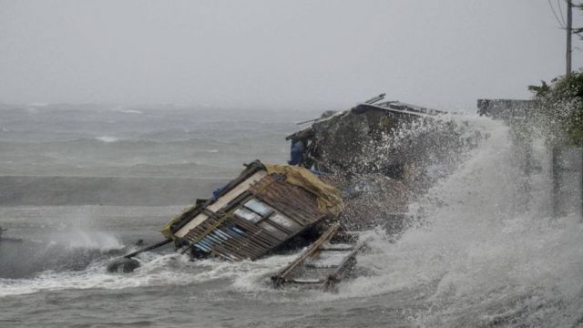 A strong Typhoon to hit capital of Philippine