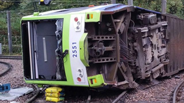 London:Tram goes off rail, killing seven and many injured !