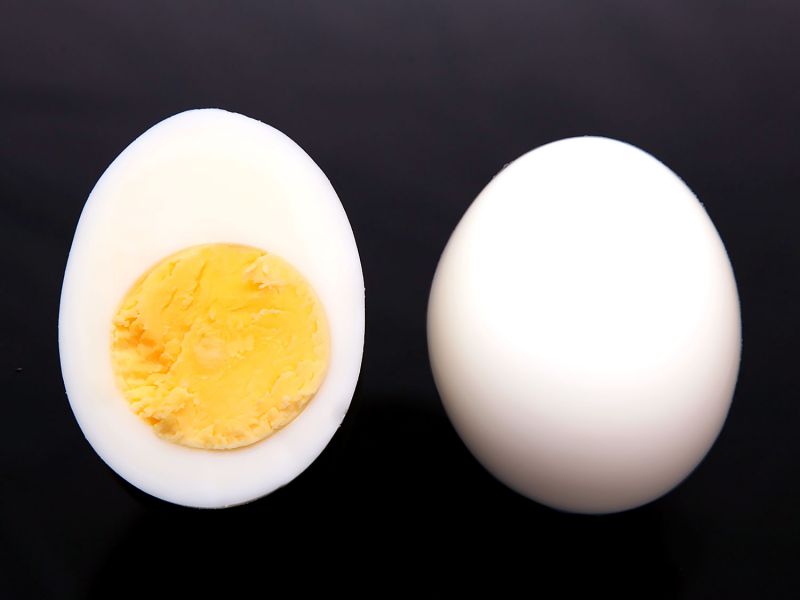 अंडा रोकता है आपके चेहरे पर झुर्रियों को आने से