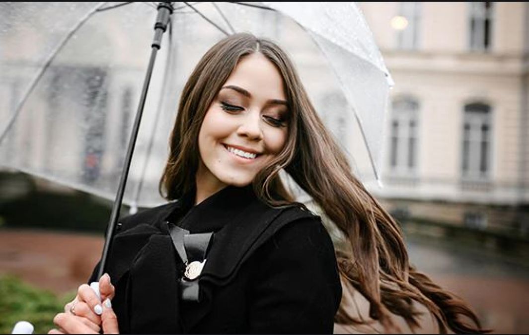 Follow these tips to take care of hair and makeup in the monsoon