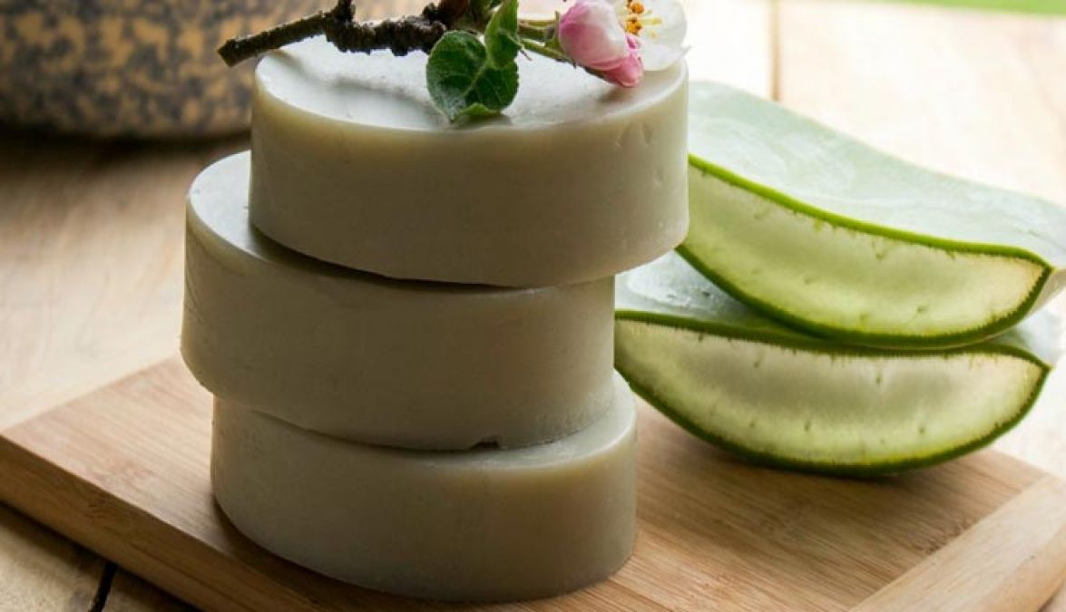 Simple method to make aloe vera soap at home