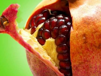 Use pomegranate peels to remove facial wrinkles