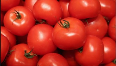 Try these tomato face pack for glowing skin