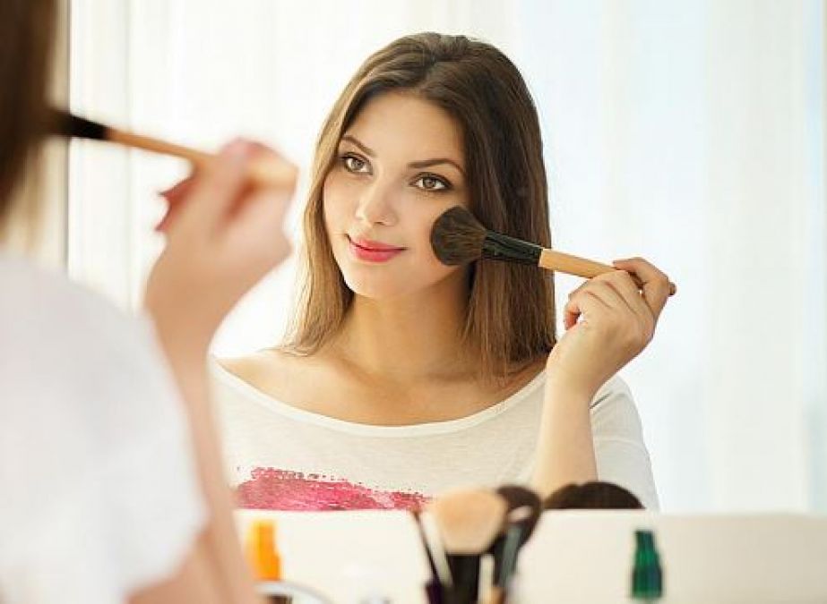 You can also look beautiful in less makeup, follow these tips
