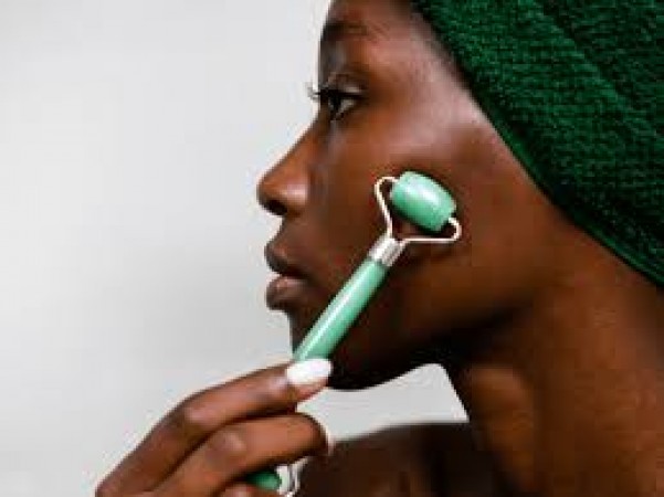 Why is this jade roller very beneficial for the skin?