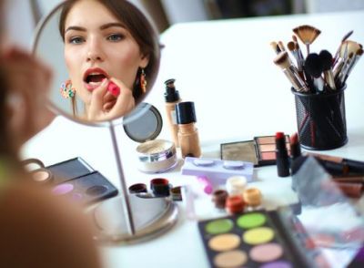 Learn how to do perfect makeup during trave