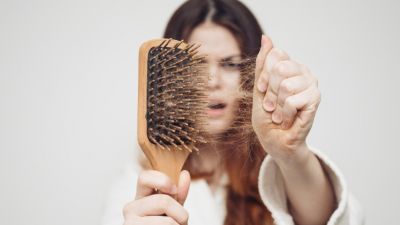 बालों को झड़ने से बचाने के लिए करें अपने खानपान में सुधार