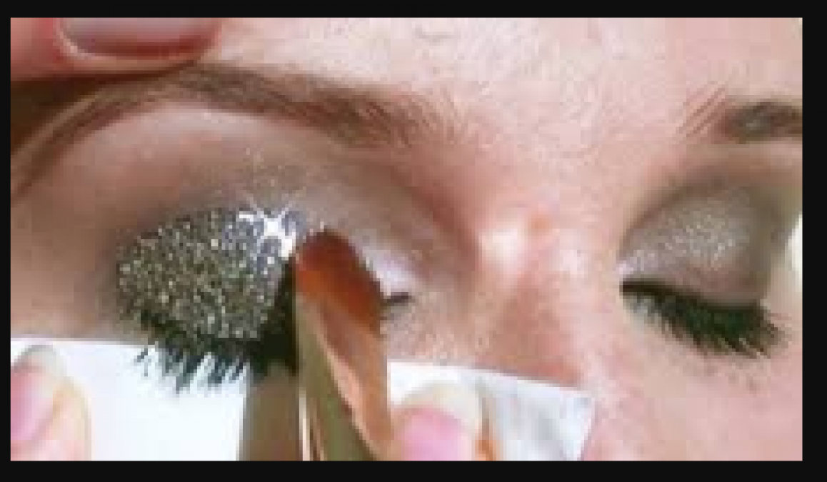 Give a different look to the eyes from the glitter eye shadow