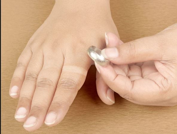 आसान टिप्स से हटाएं हाथों में बने अंगूठी के निशान