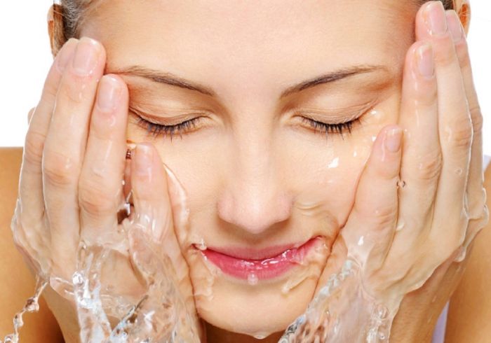 चेहरा धोने के लिए इस्तेमाल करे गुनगुना पानी