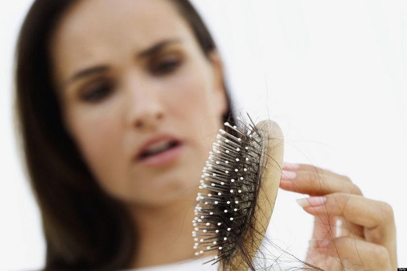 आपकी ये आदतें बन सकती हैं आपके बालों के झड़ने का कारण