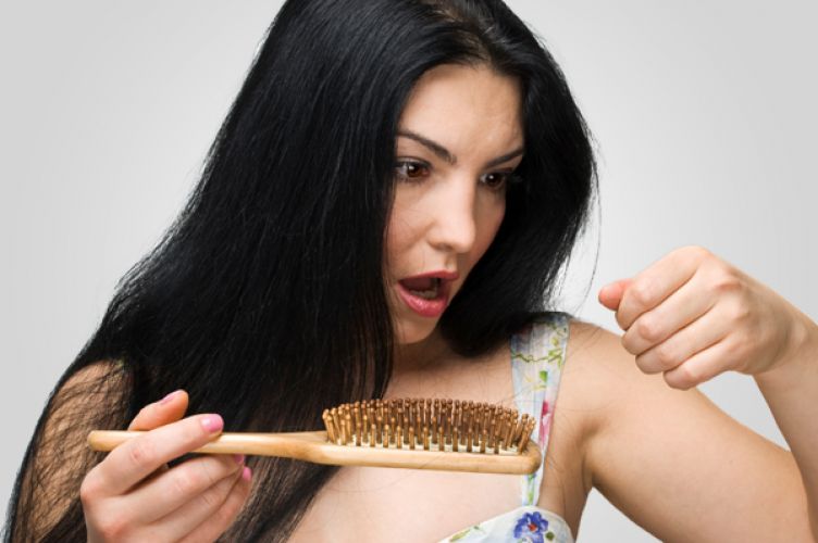 इन चीजो के सेवन से हो सकती है बालो के झड़ने की समस्या