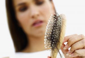 इन चीजो के सेवन से हो सकती है बालो के झड़ने की समस्या