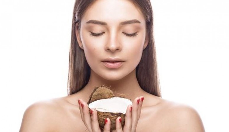 चेहरे पर नारियल तेल लगाना सही है या गलत? जानिए एक्सपर्ट्स की राय