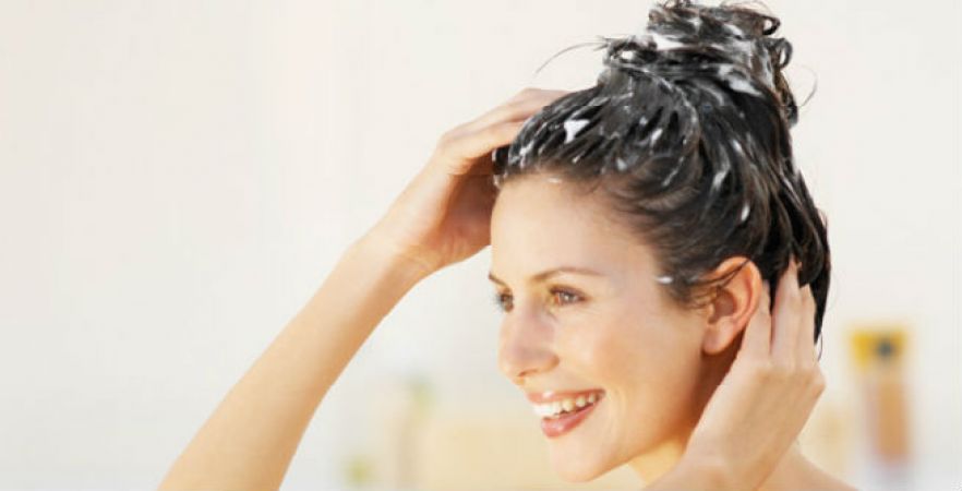 बेकिंग सोडा से धोये अपने बाल