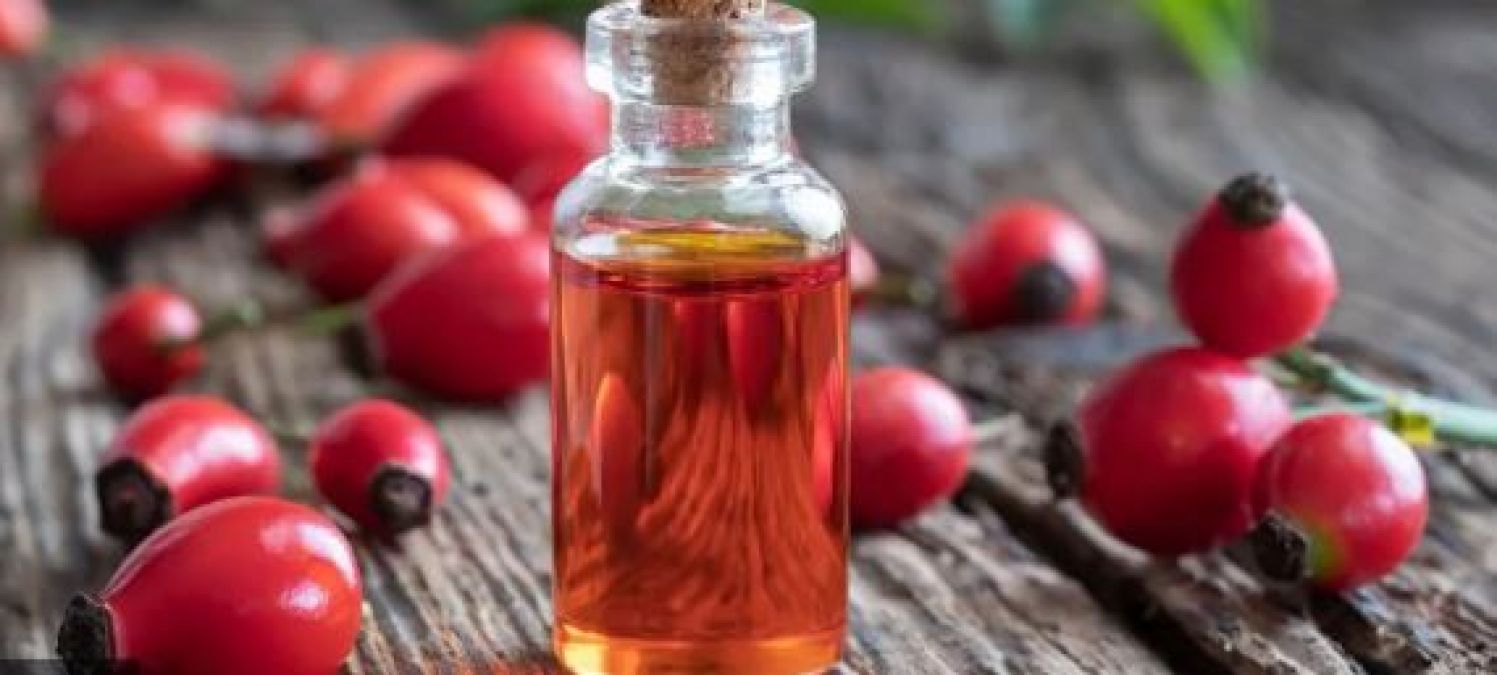 Rosehip oil to glow and moisturize your skin