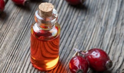 Rosehip oil to glow and moisturize your skin