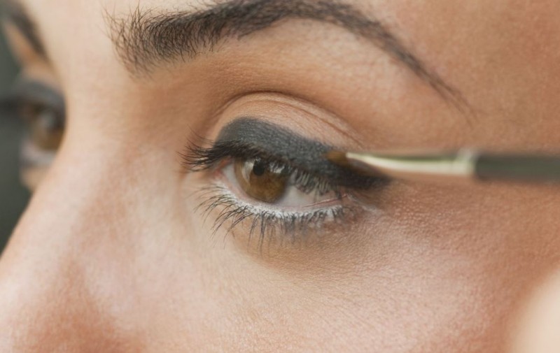 How to Make Chemical-Free Gel Eyeliner at Home? Find Out Here