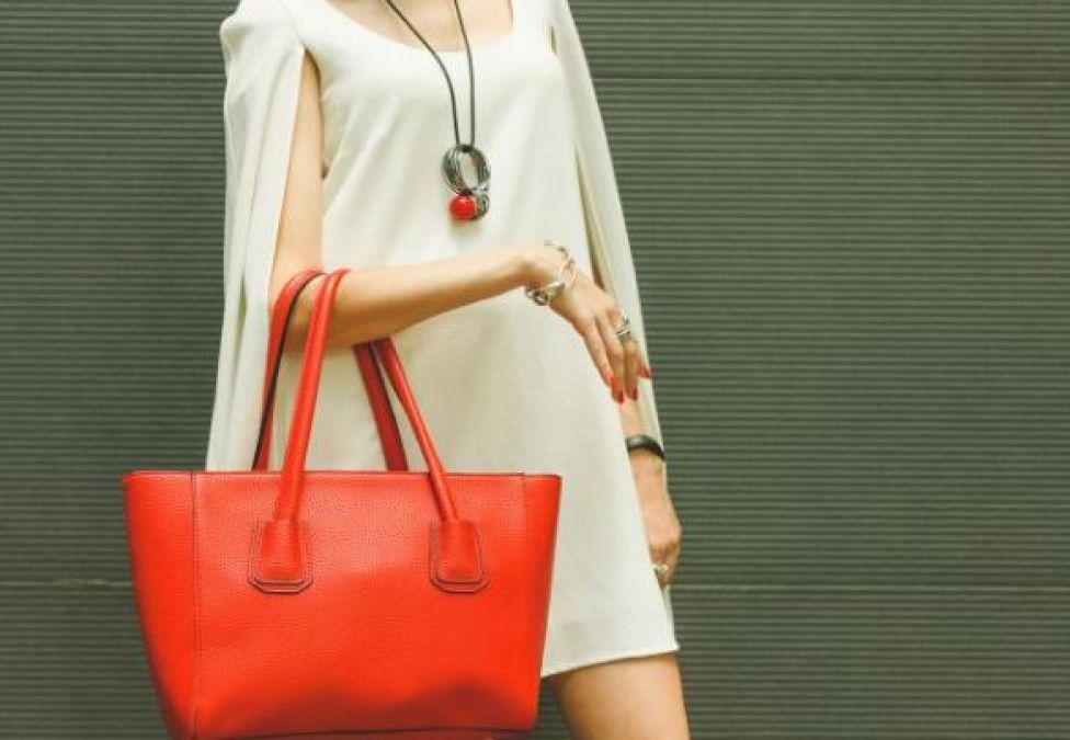 Essential things every modern woman should carry in her purse