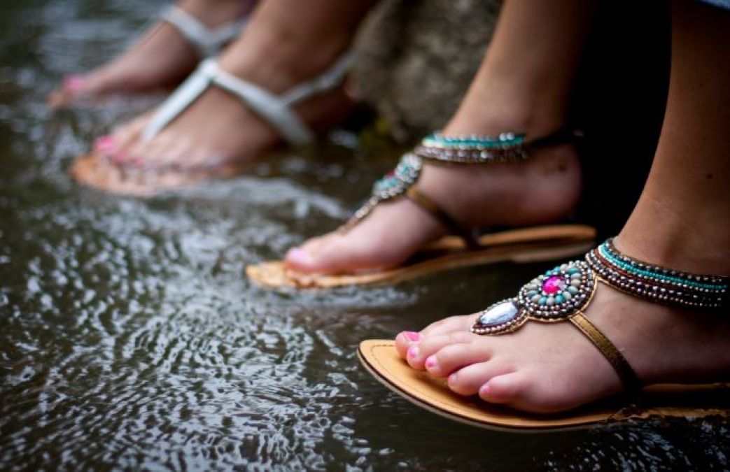 Take care of your feet in Monsoon by following these tips, will not infected