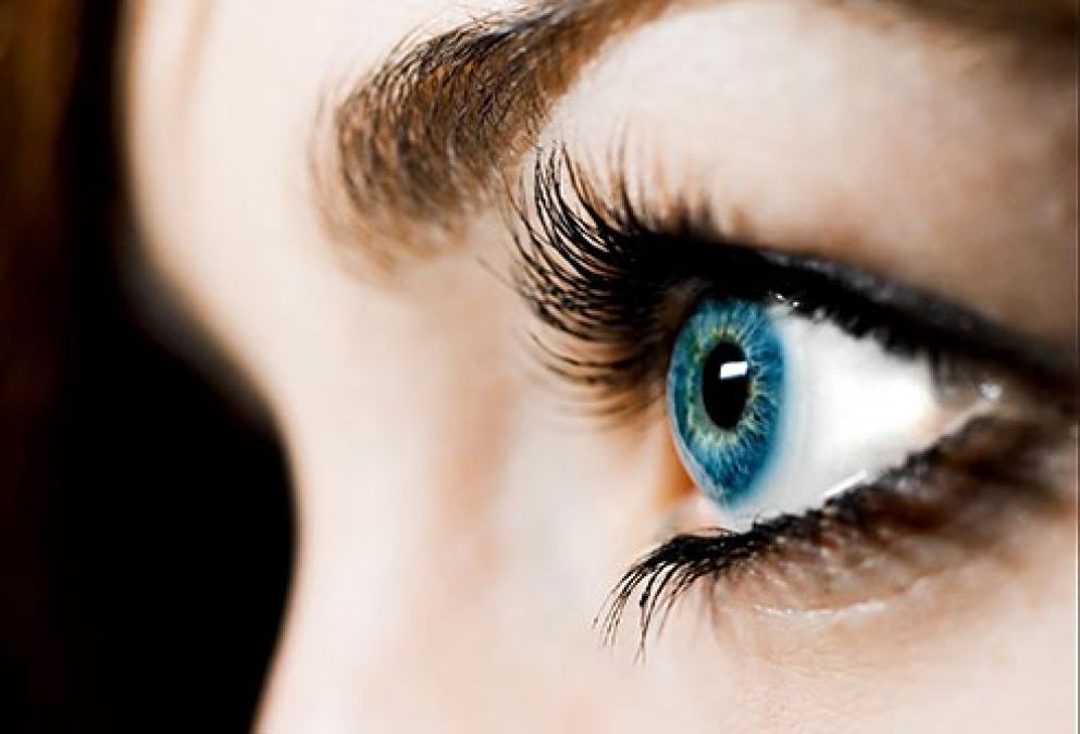 Follow these makeup tips for wearing contact lenses