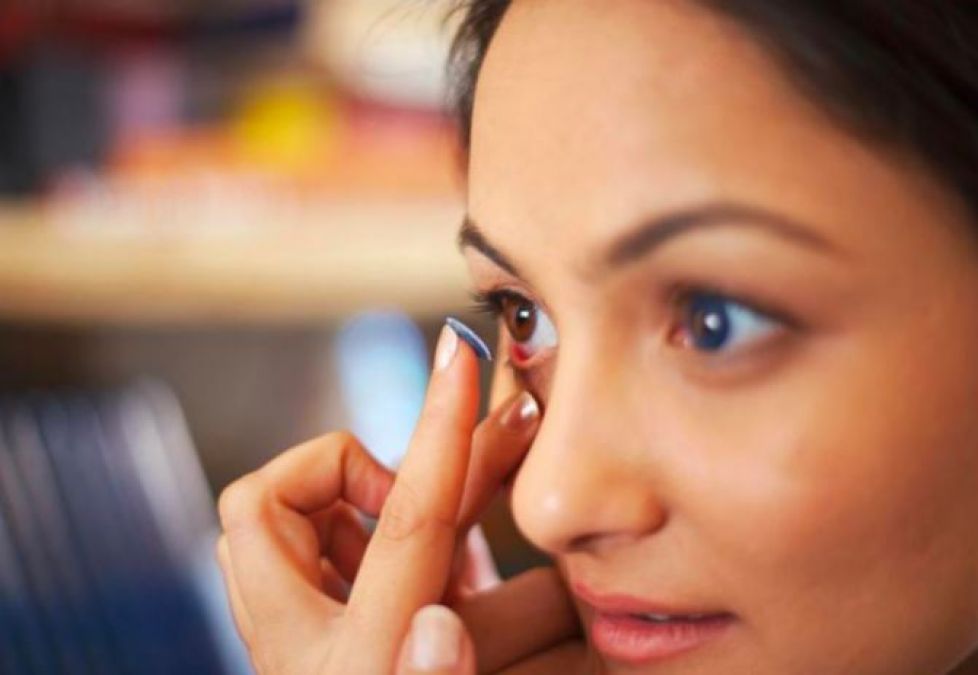 Follow these makeup tips for wearing contact lenses