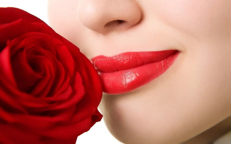 इन तरीको से बनायें अपने होंठो को फूलो सा गुलाबी