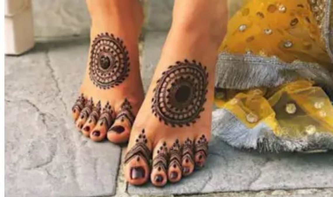 If you are going to become a bride, then apply such mehndi on her feet that her in-laws can be seen