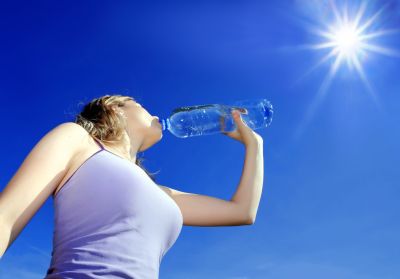 गर्मियों में बचना है स्किन प्रोब्लेम्स से तो पिए भरपूर पानी