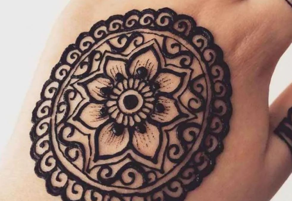 Before Eid, decorate your hands with this most attractive mehndi design