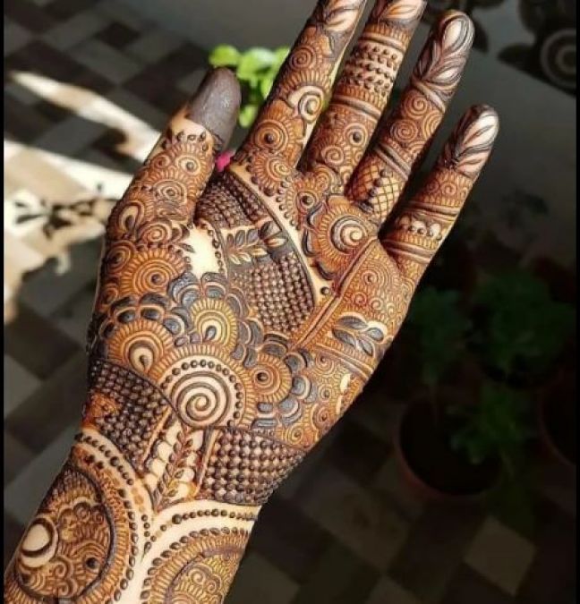 Before Eid, decorate your hands with this most attractive mehndi design