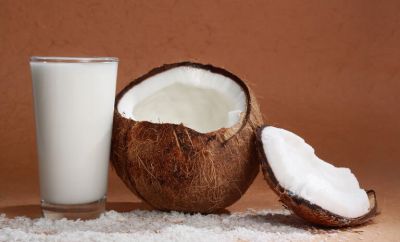 बालों और स्किन के लिए असरकारी है नारियल का दूध
